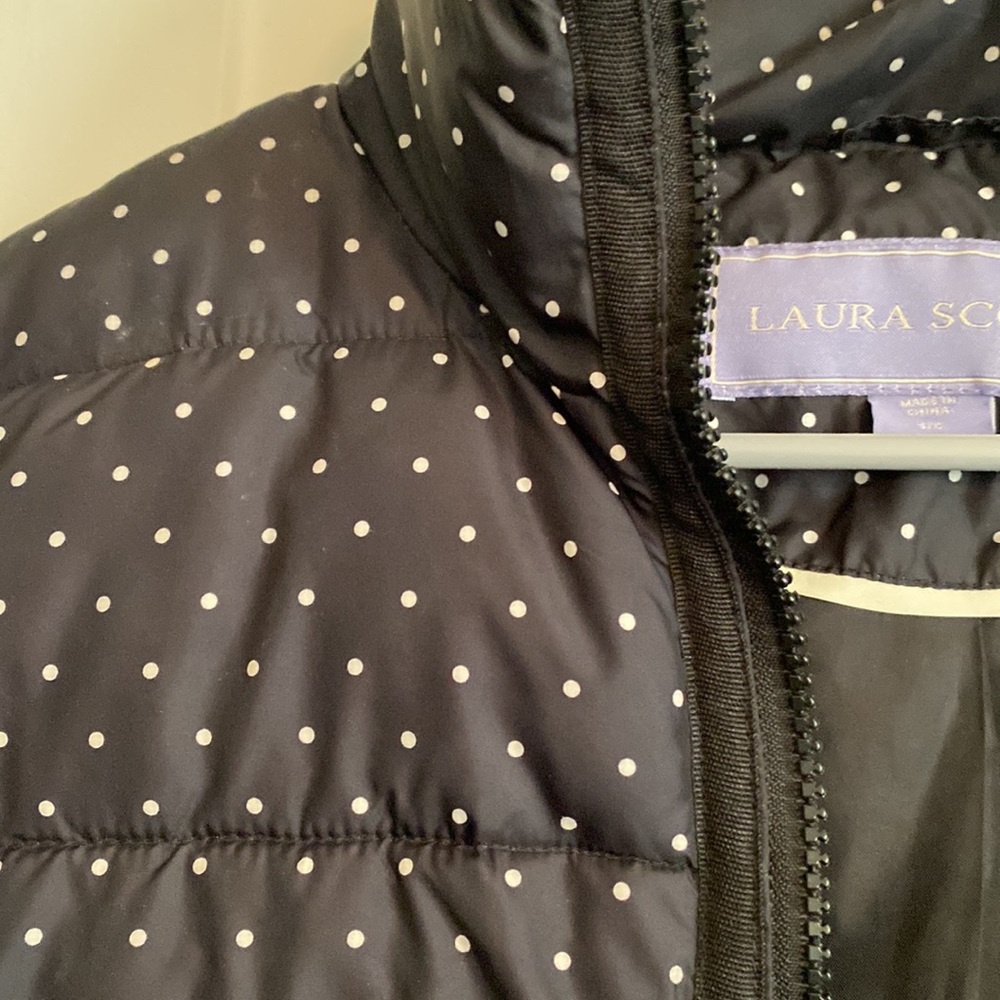 Size Small, 100% Polyester, Two Front Pockets - image 3